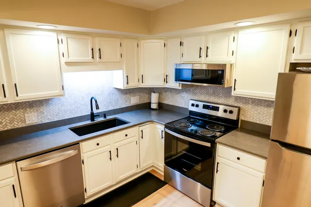 $1,895 | 3610 Lakeshore Drive, Unit C12, St. Joseph, MI 49085