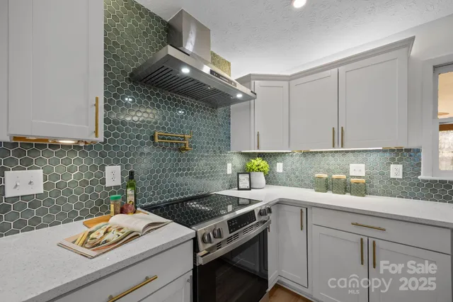 $449,000 | 23 Coronet Lane, Hendersonville, NC 28792