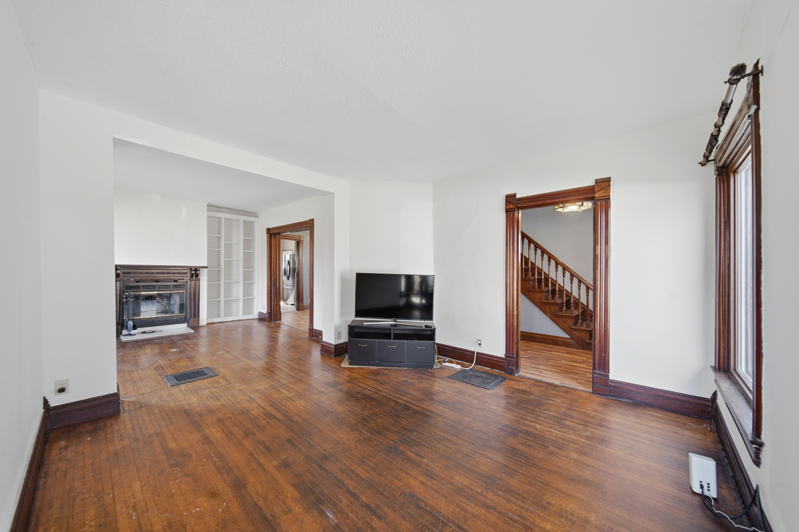 304 West Chamberlin Street Dixon, IL 61021 - Photo 10 of 28 a view of livingroom with furniture and wooden floor