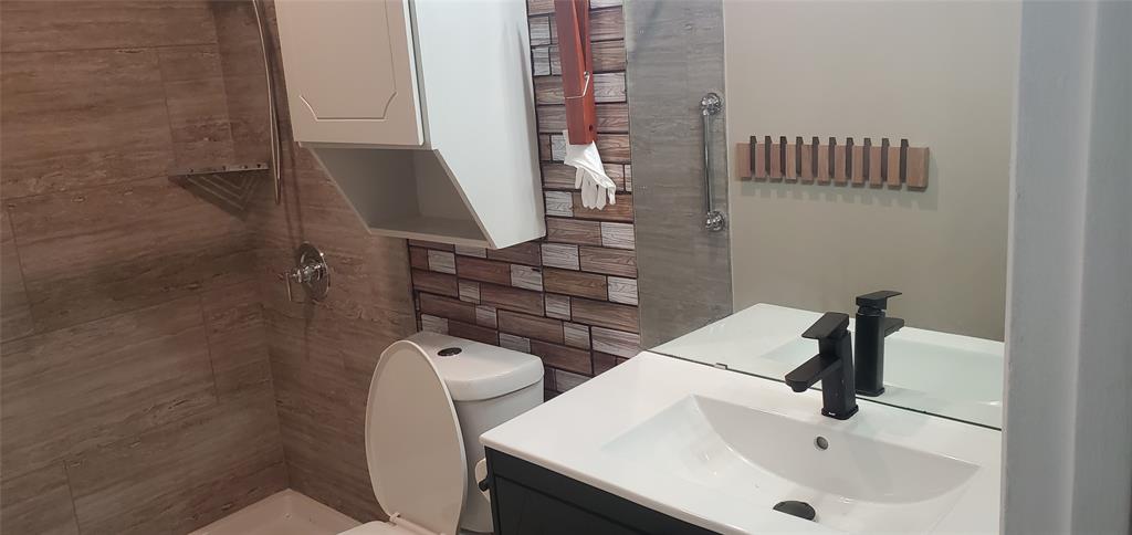 5532 Boca Raton Boulevard, Unit 290 Fort Worth, TX 76112 - Photo 3 of 16 2nd bath, newly updated with shower. etc