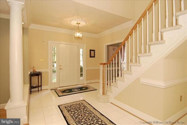 11251 Center Harbor Road Reston, VA 20194 - Photo 22 of 30 Entrance / Foyer