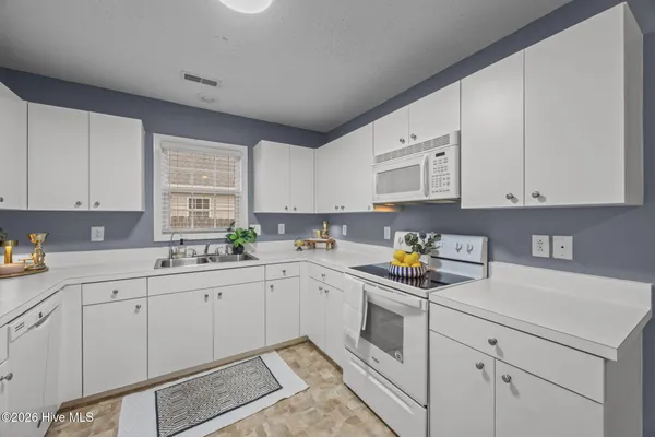 $235,000 | 207 Attmore Drive, New Bern, NC 28560