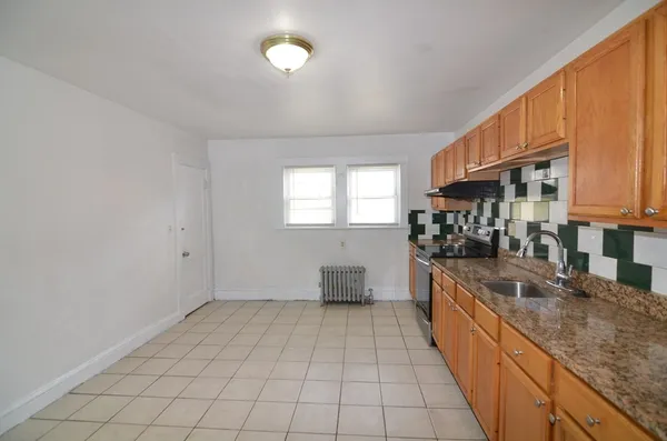 $2,300 | 116 Phillips Street, Unit 2R, Quincy, MA 02170