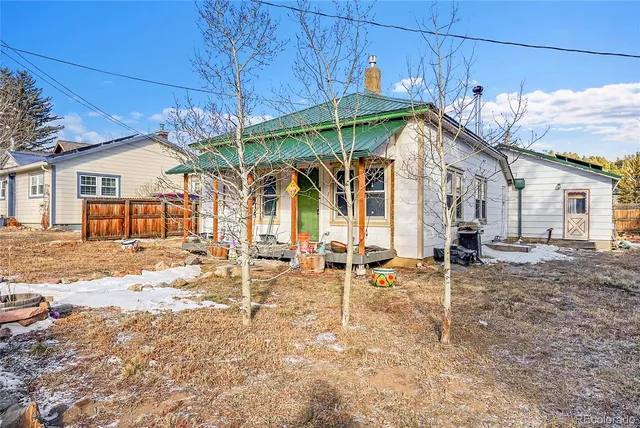 a blue sign that is sitting in front of a house
