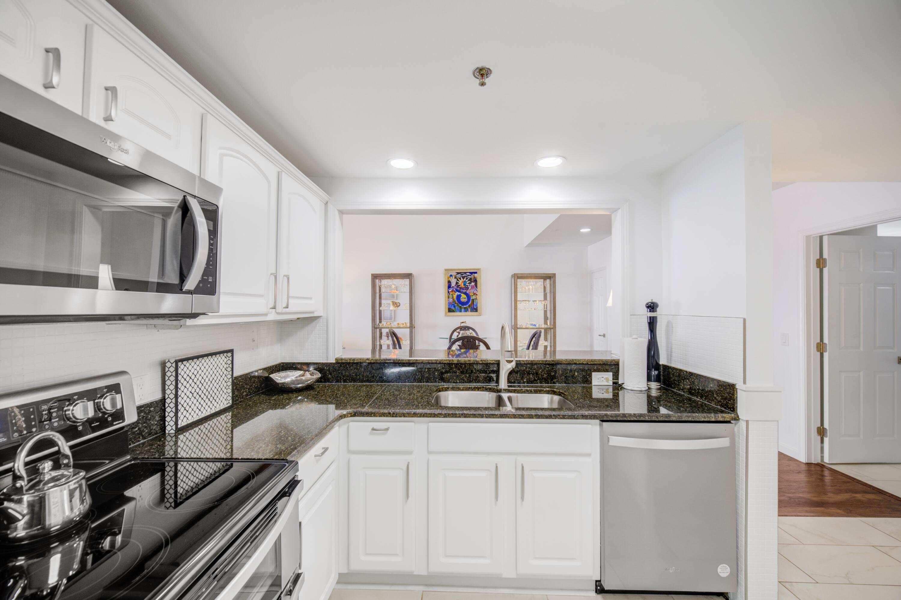 25 Players Club, Unit 25 Miramar Beach, FL 32550 - Photo 23 of 44 Kitchen and dining room