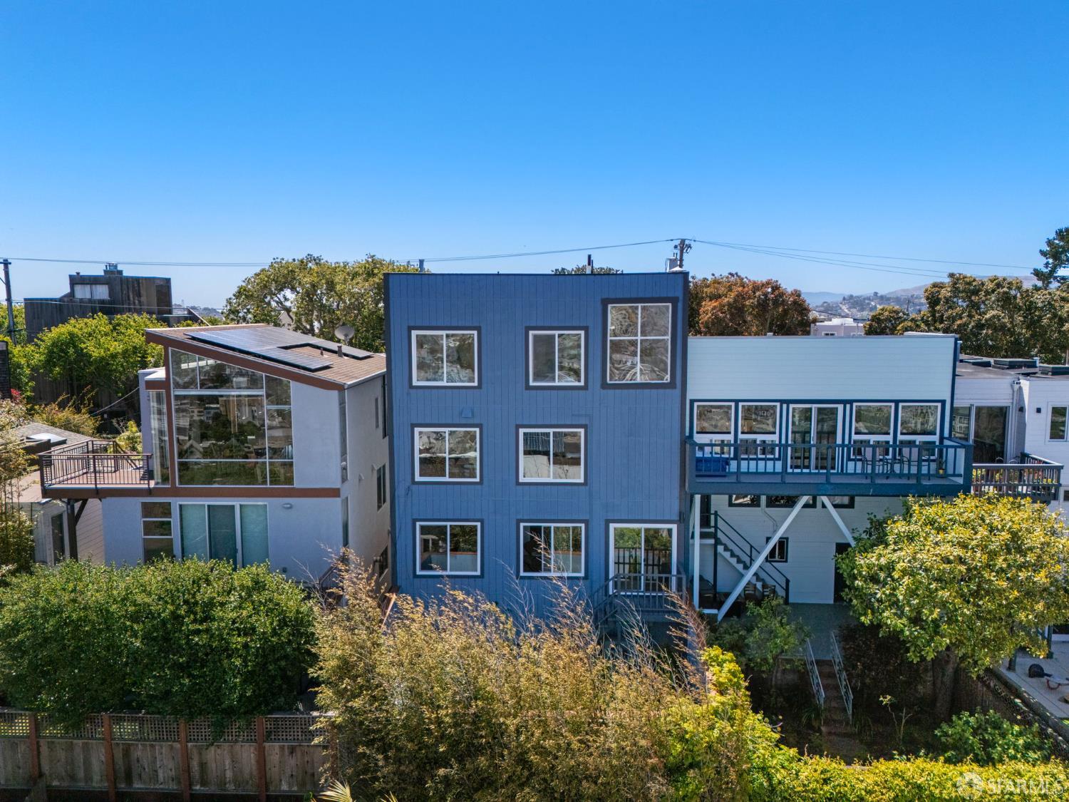 226 Rutledge Street San Francisco, CA 94110 - Photo 41 of 44 front view of a house with a yard