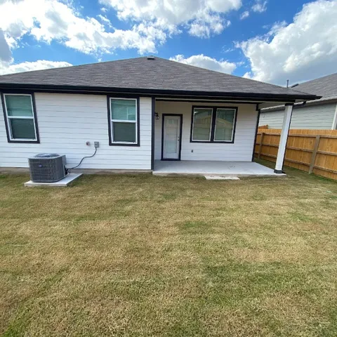 a view of a backyard