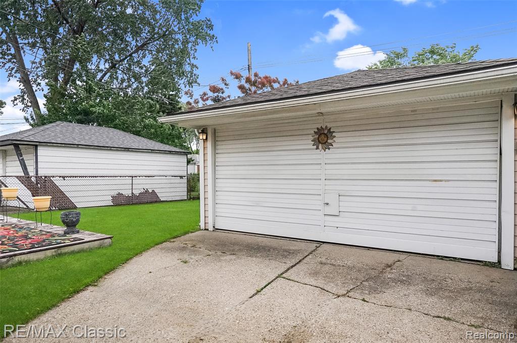 7218 Sterling Street Center Line, MI 48015 - Photo 22 of 27