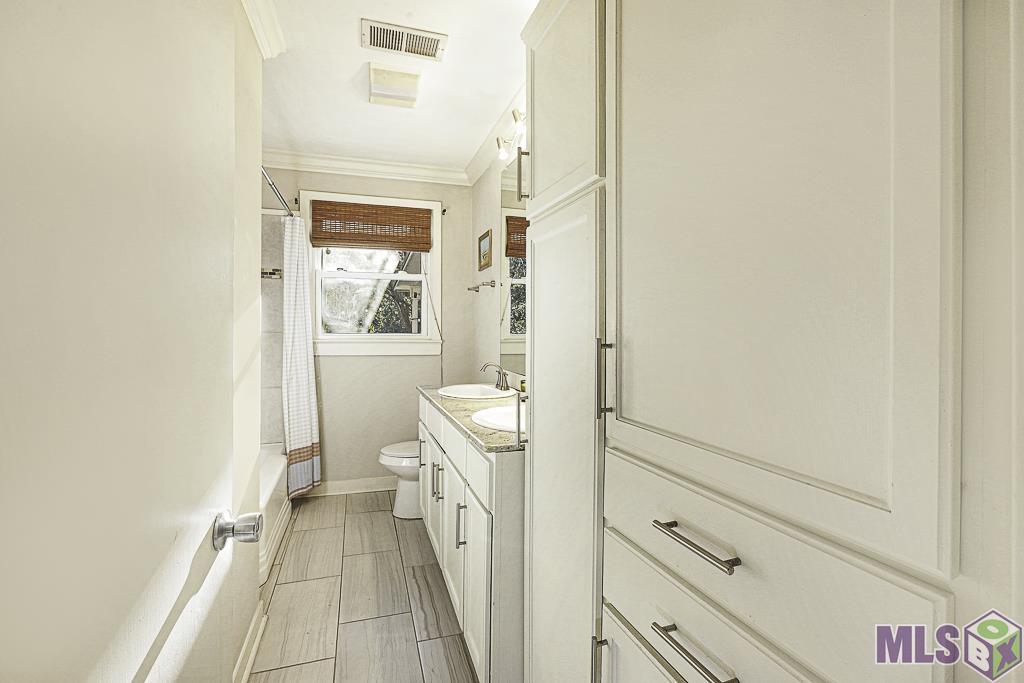 1338 Aberdeen Avenue Baton Rouge, LA 70808 - Photo 17 of 24 Hall Bath