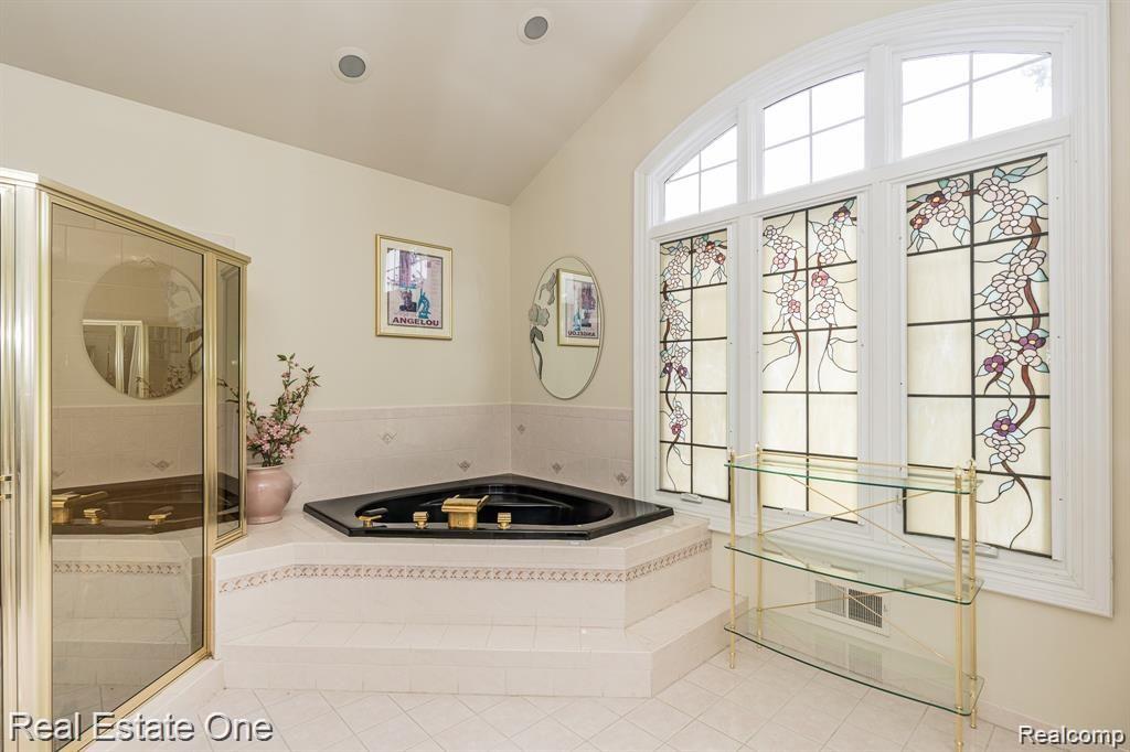 1295 Creek Pointe Drive Rochester, MI 48307 - Photo 21 of 33 Master Bathroom