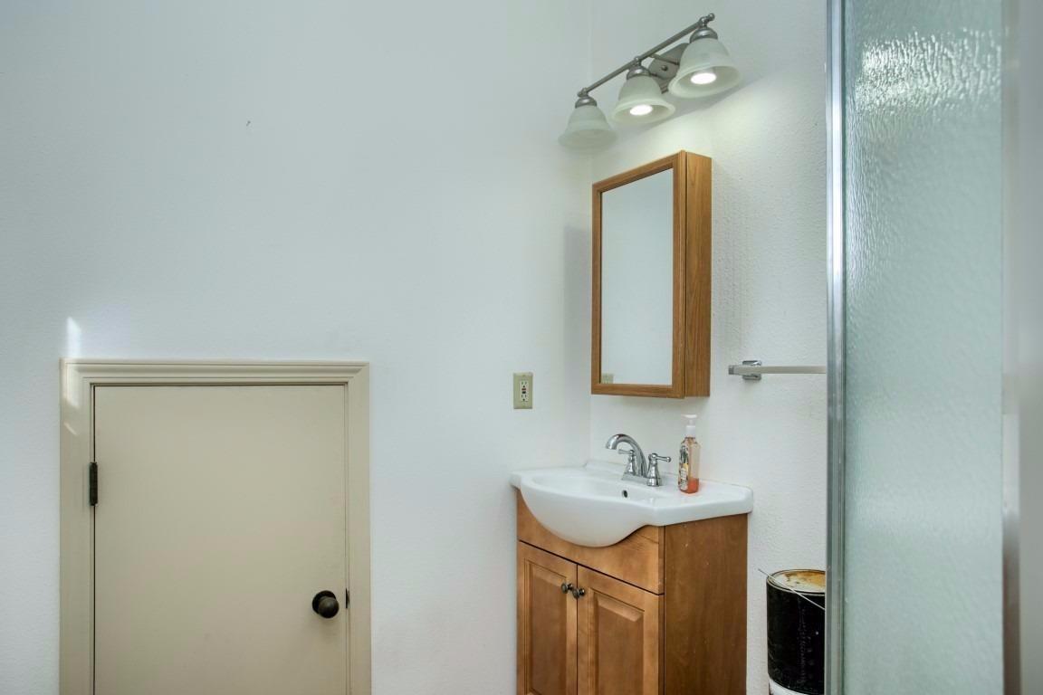 247 West Valley View Road Talent, OR 97540 - Photo 30 of 33 Studio Bath