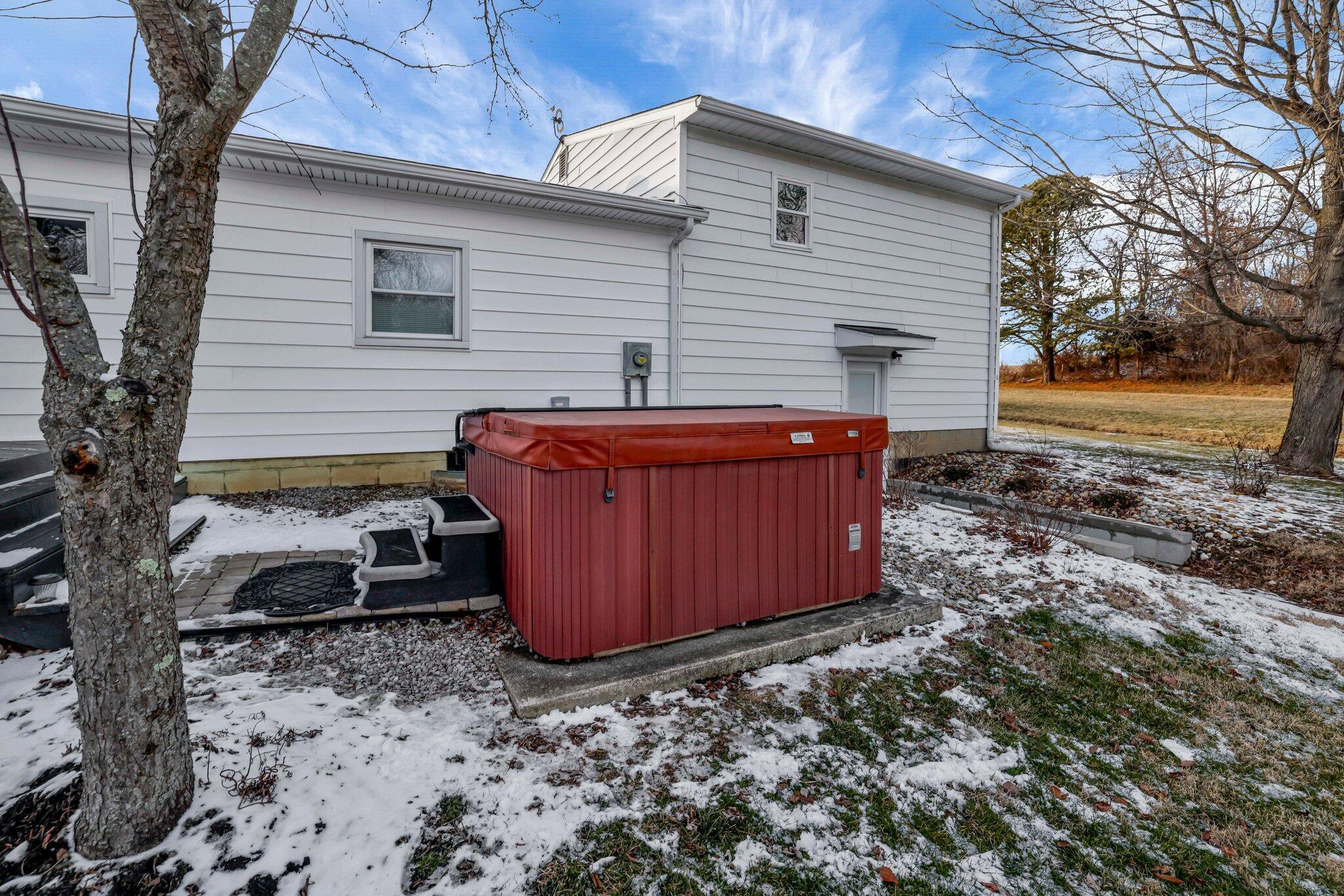 9650 Bussert Road Southwest Amanda, OH 43102 - Photo 44 of 64 Hot tub (pic 1)