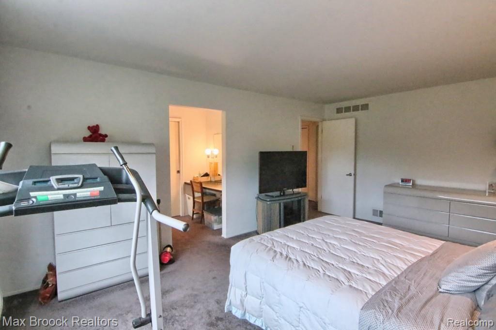 30030 High Valley Road Farmington Hills, MI 48331 - Photo 17 of 28