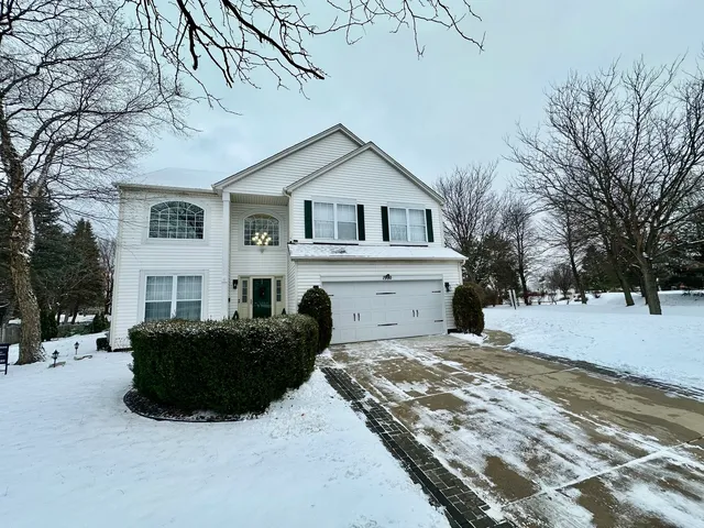 $480,000 | 1900 Chestnut Grove Drive, Plainfield, IL 60586