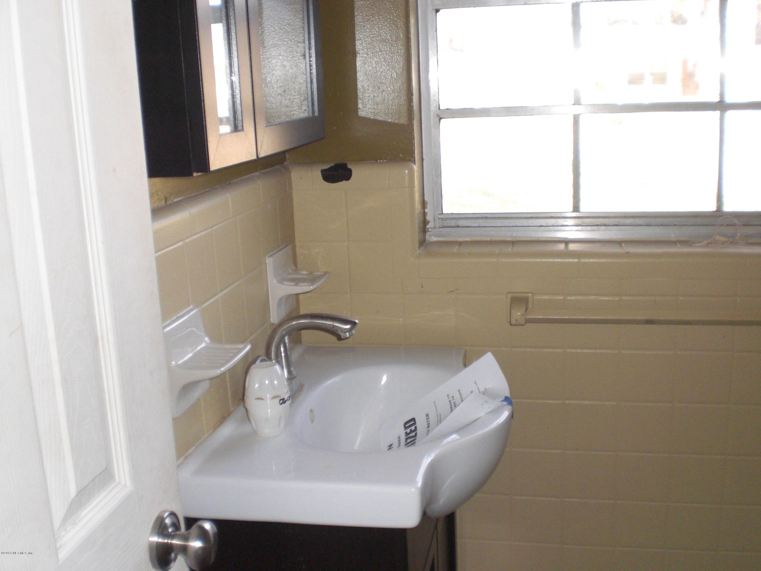 952 Wren Road Jacksonville, FL 32216 - Photo 11 of 11 Bathroom