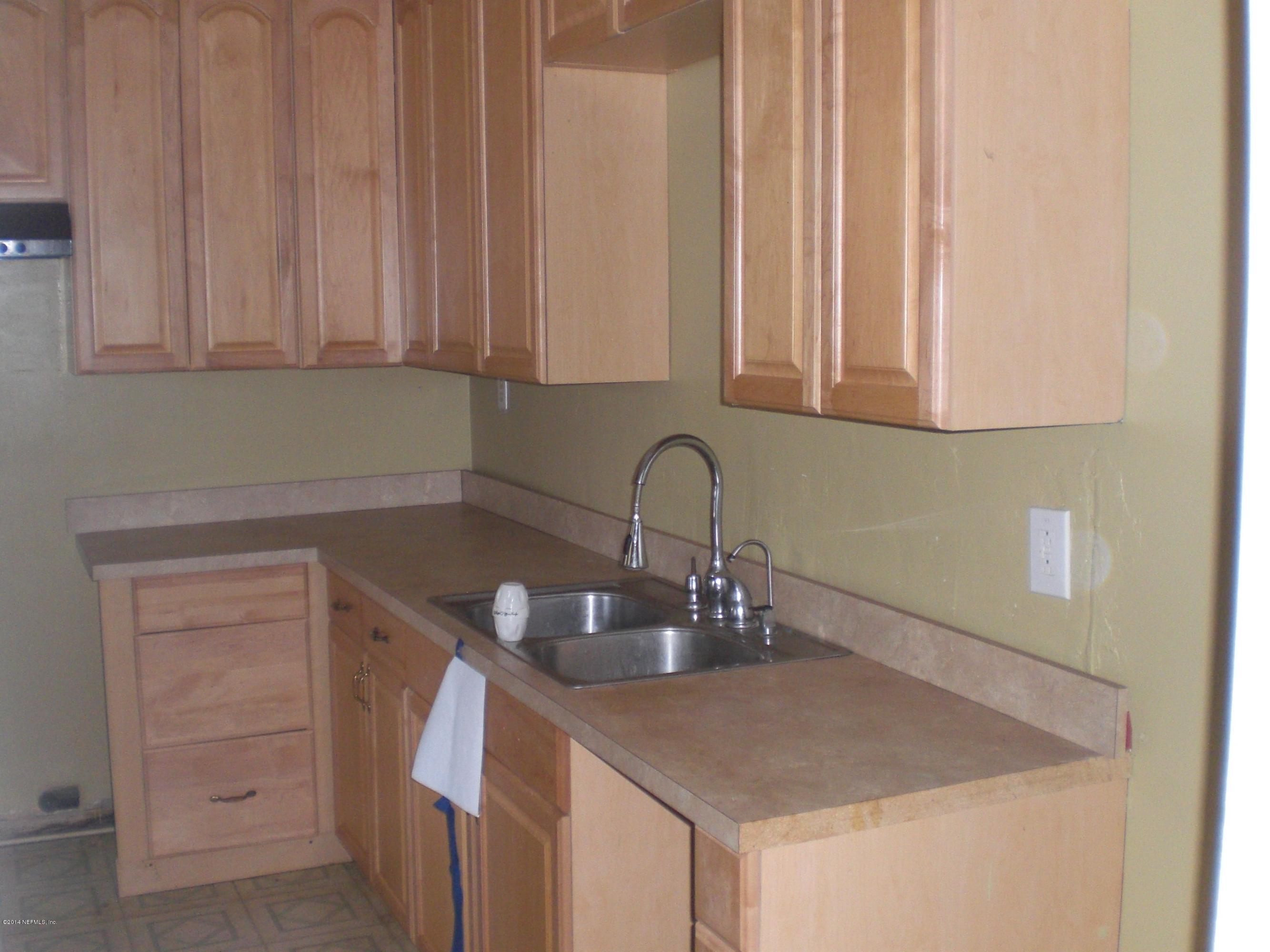 952 Wren Road Jacksonville, FL 32216 - Photo 5 of 11 Kitchen