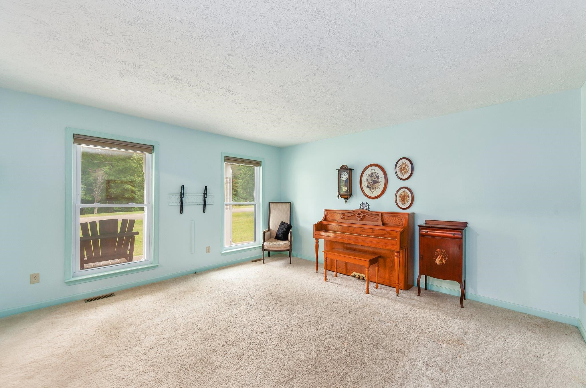 65 Jennalee Lane Medon, TN 38356 - Photo 7 of 43 an empty room with a chair and mirror
