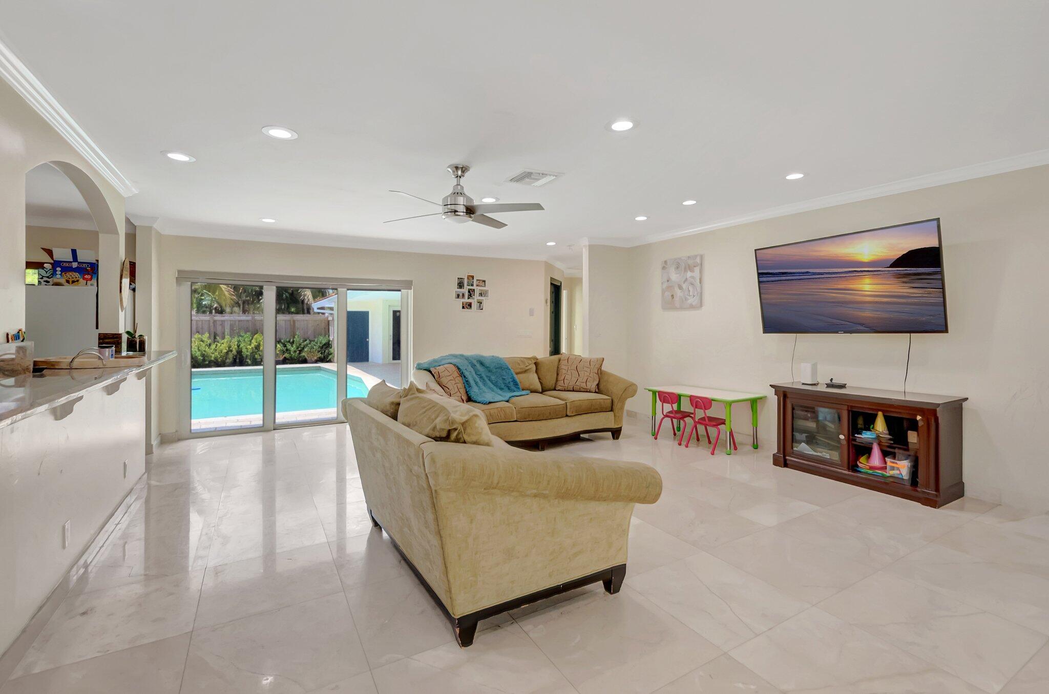 701 Northwest 8th Avenue Boca Raton, FL 33486 - Photo 12 of 40 Living Room