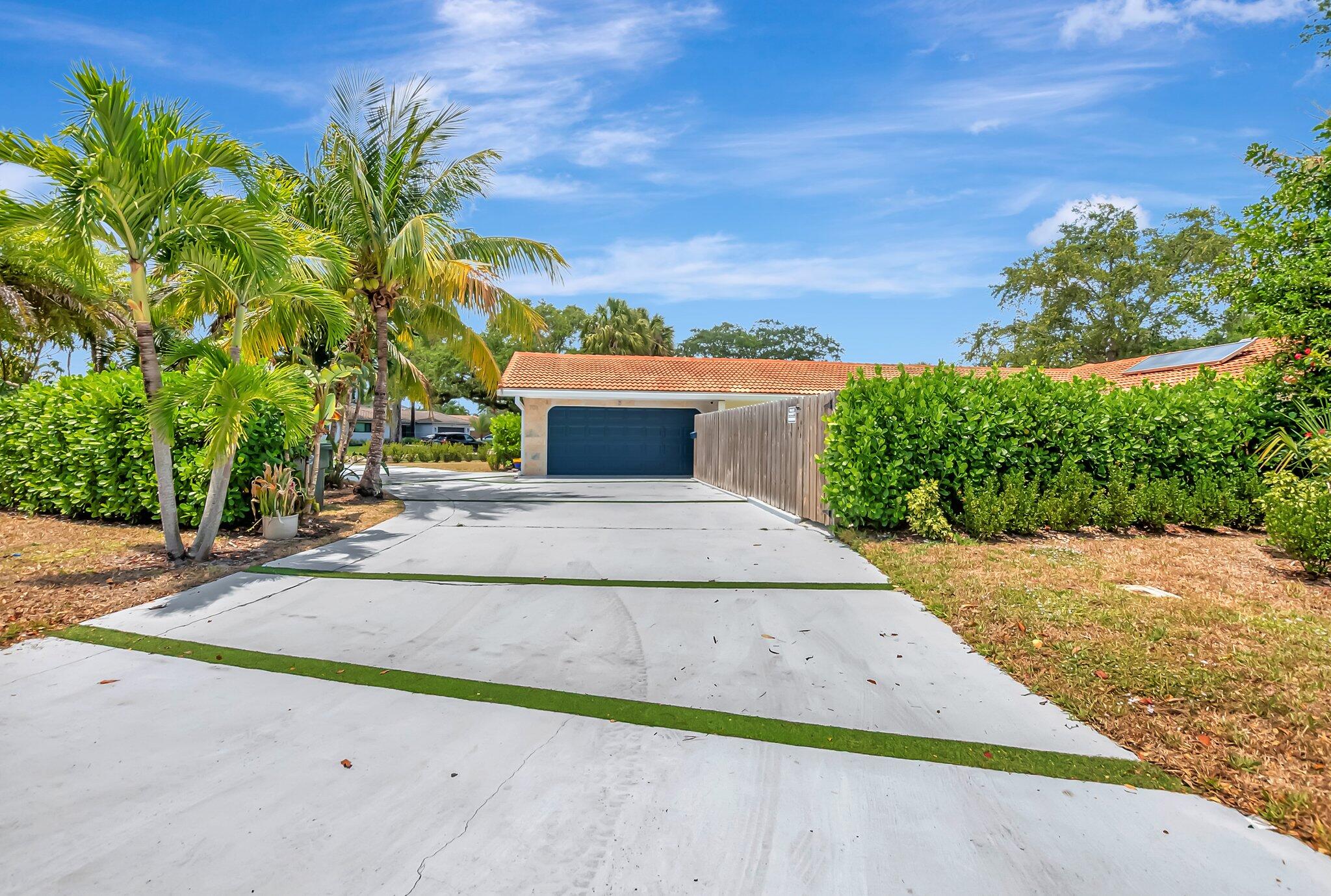 701 Northwest 8th Avenue Boca Raton, FL 33486 - Photo 3 of 40 Driveway