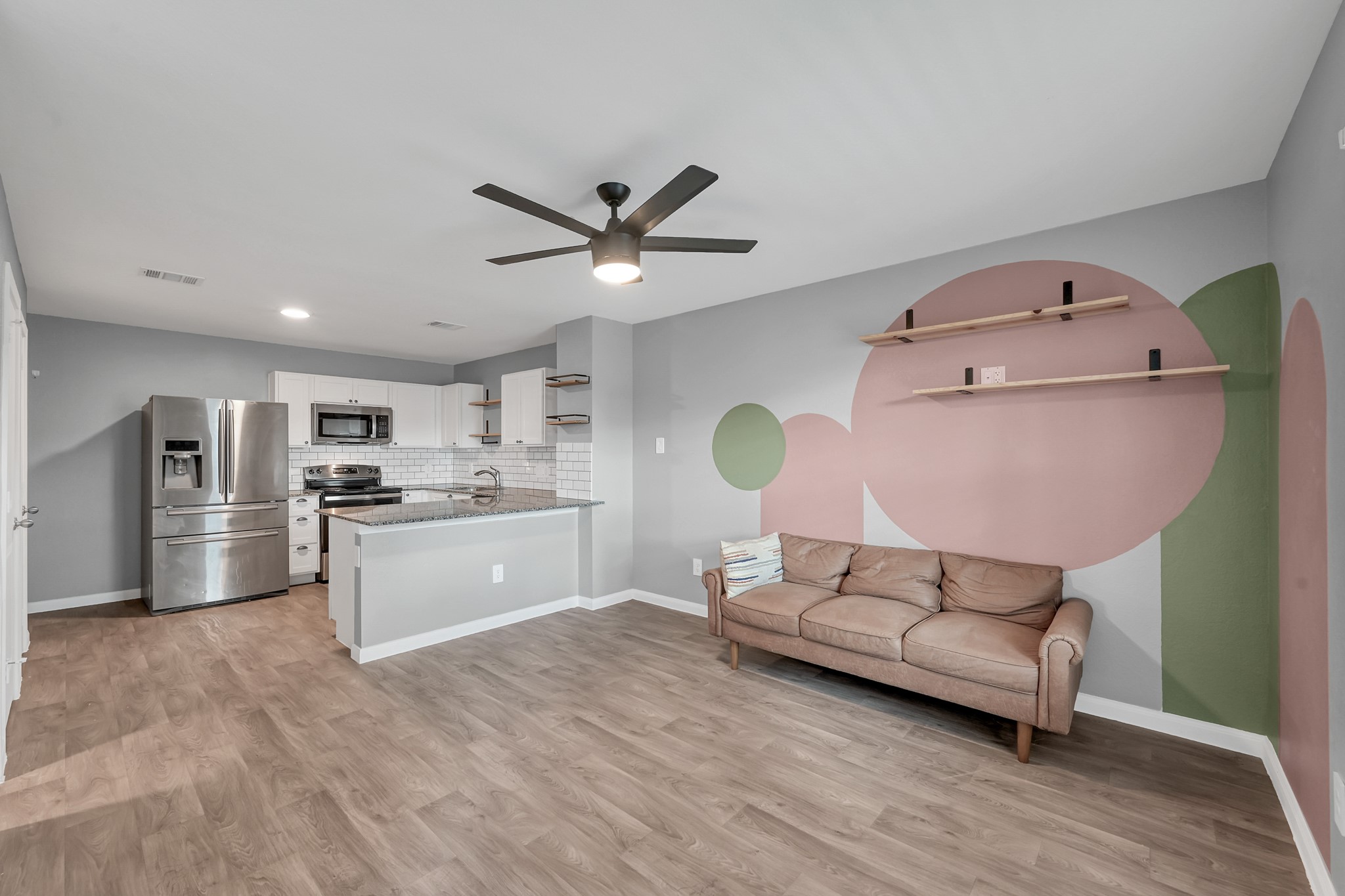 16399 Jasmine Marie Place Conroe, TX 77306 - Photo 5 of 22 a living room with furniture and kitchen view
