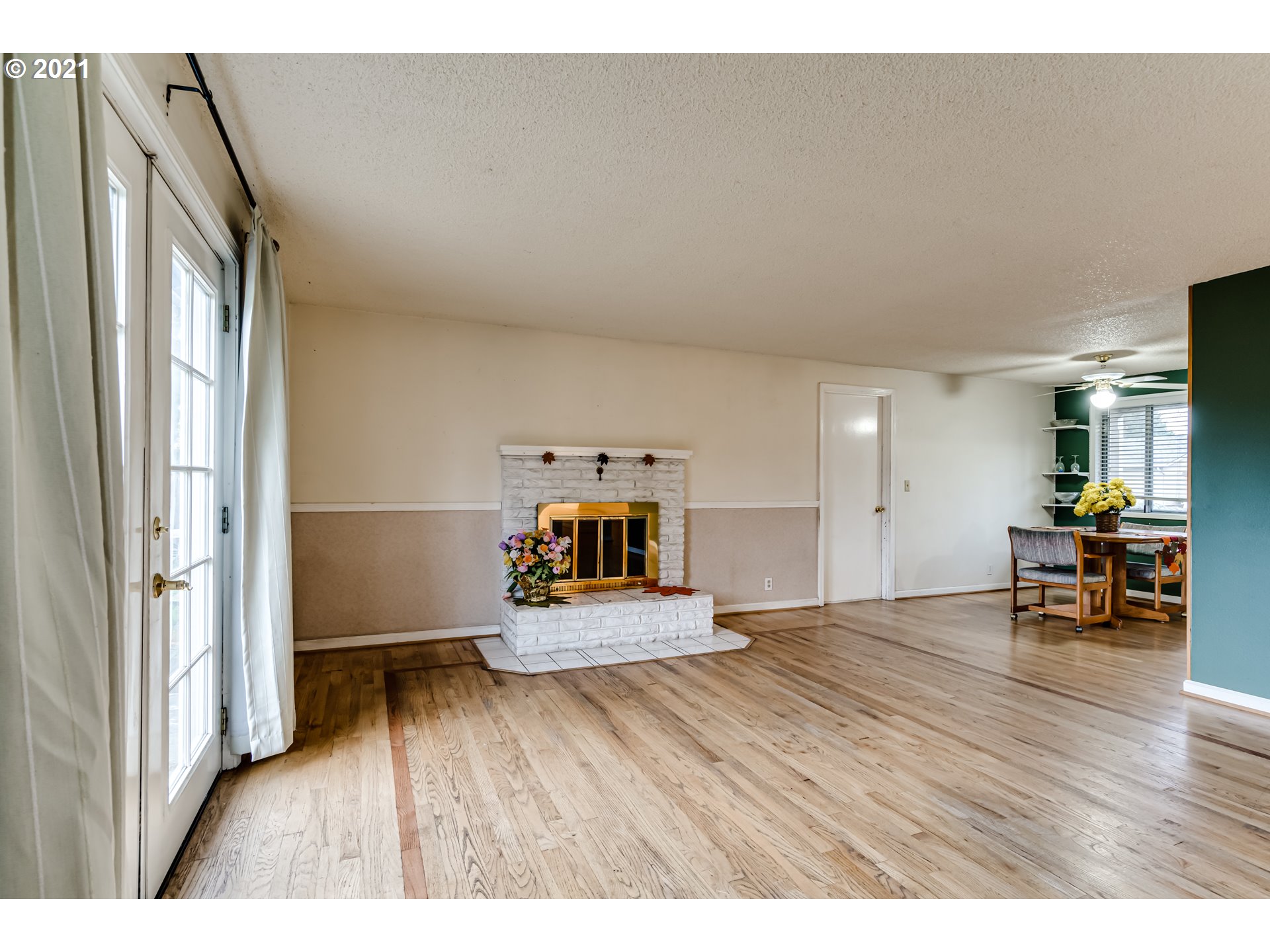 1292 Kenray Loop Springfield, OR 97477 - Photo 3 of 22 a living room with furniture and a wooden floor