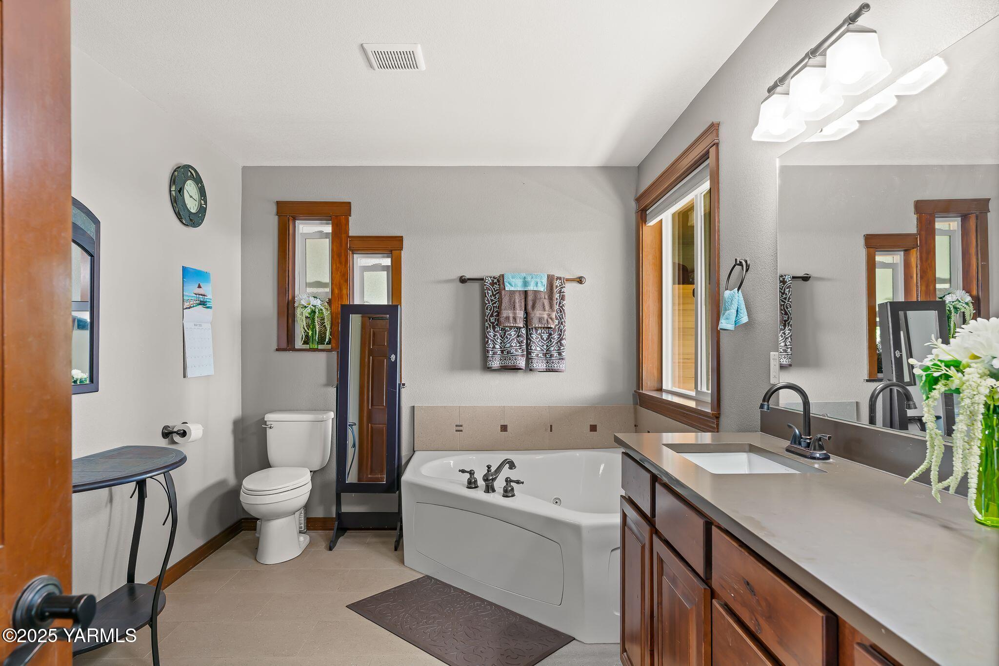12900 Douglas Road Yakima, WA 98908 - Photo 23 of 62 Primary bathroom