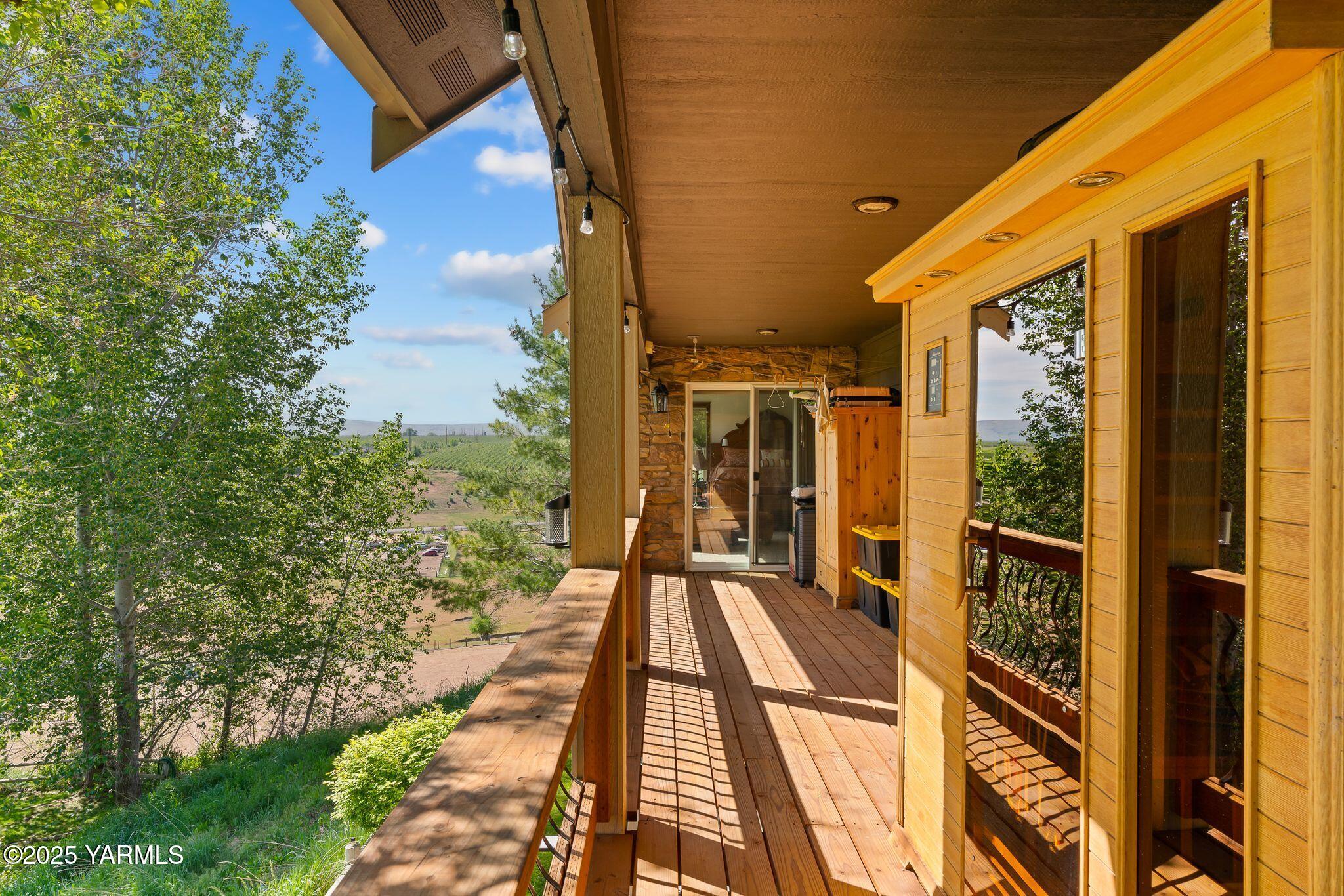12900 Douglas Road Yakima, WA 98908 - Photo 26 of 62 Deck off primary bedroom
