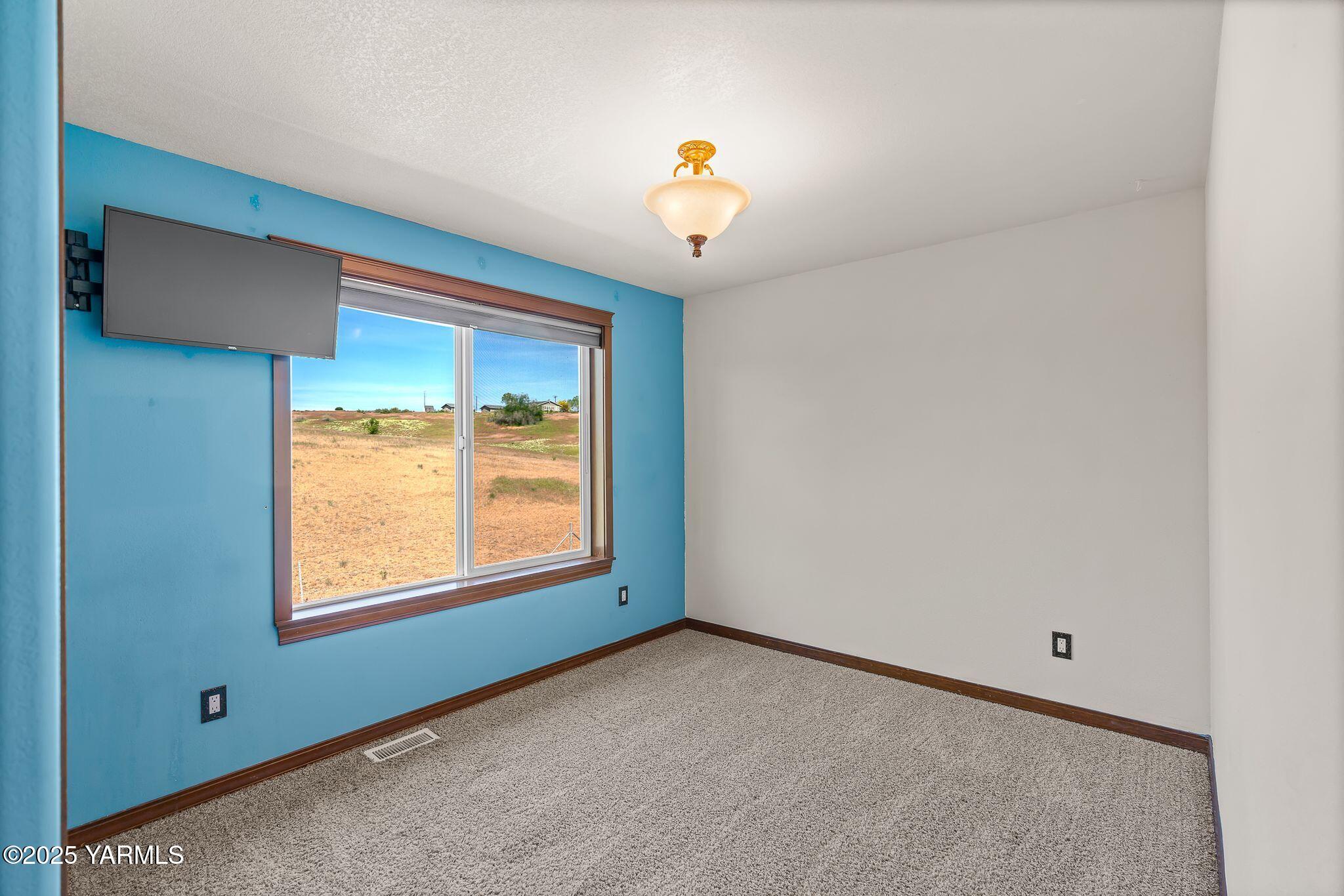 12900 Douglas Road Yakima, WA 98908 - Photo 27 of 62 a view of an empty room with a window