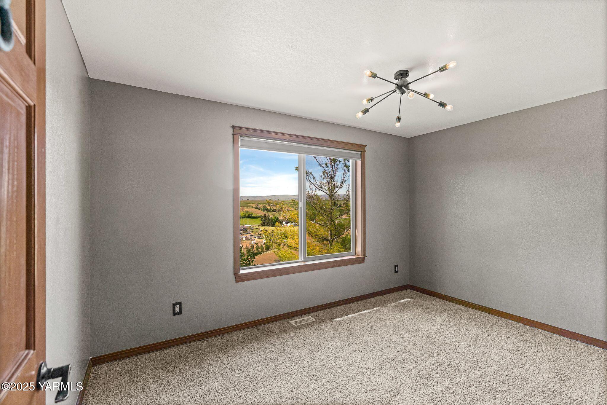 12900 Douglas Road Yakima, WA 98908 - Photo 28 of 62 Upper level bedroom 2