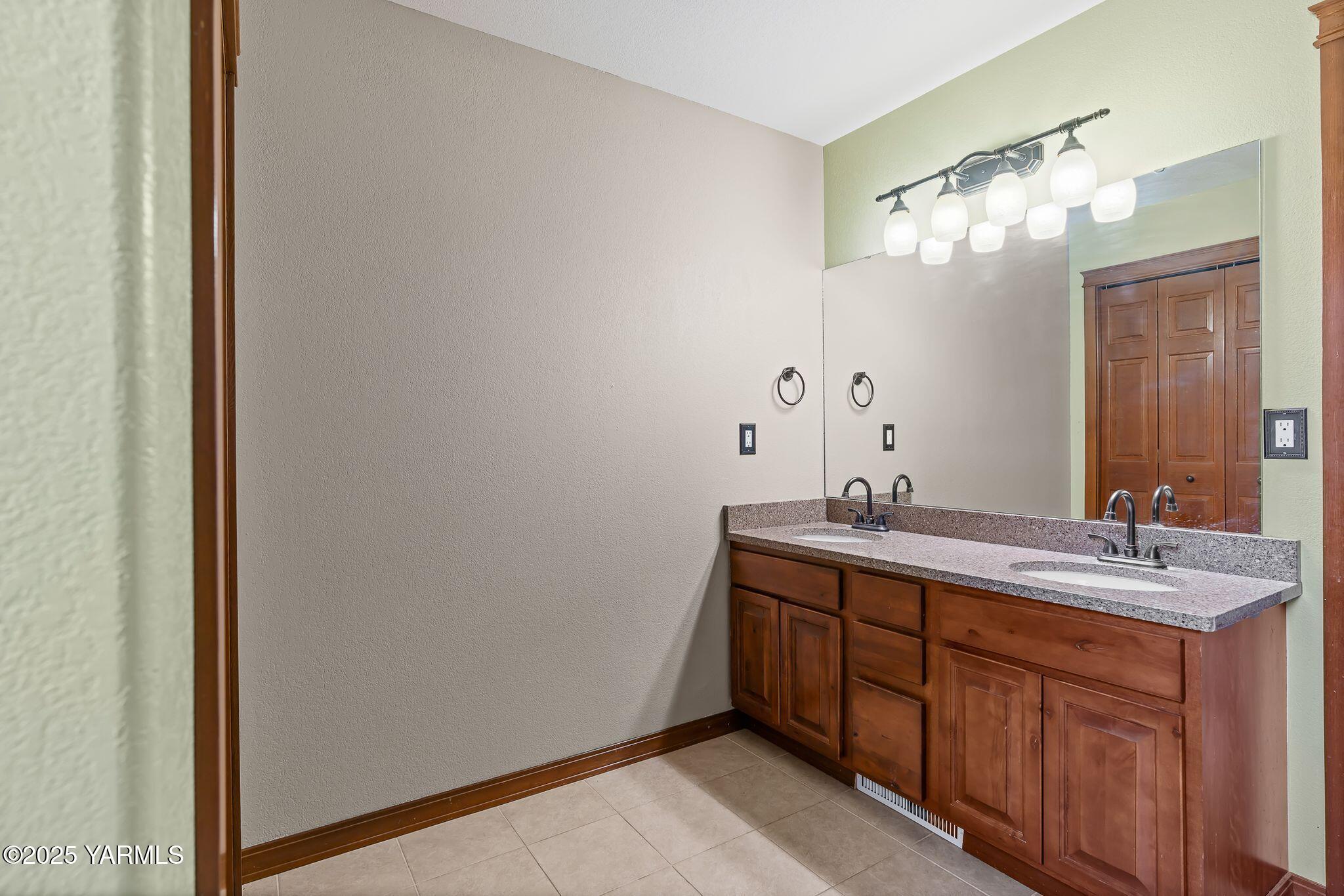 12900 Douglas Road Yakima, WA 98908 - Photo 29 of 62 a bathroom with a double vanity sink and a mirror