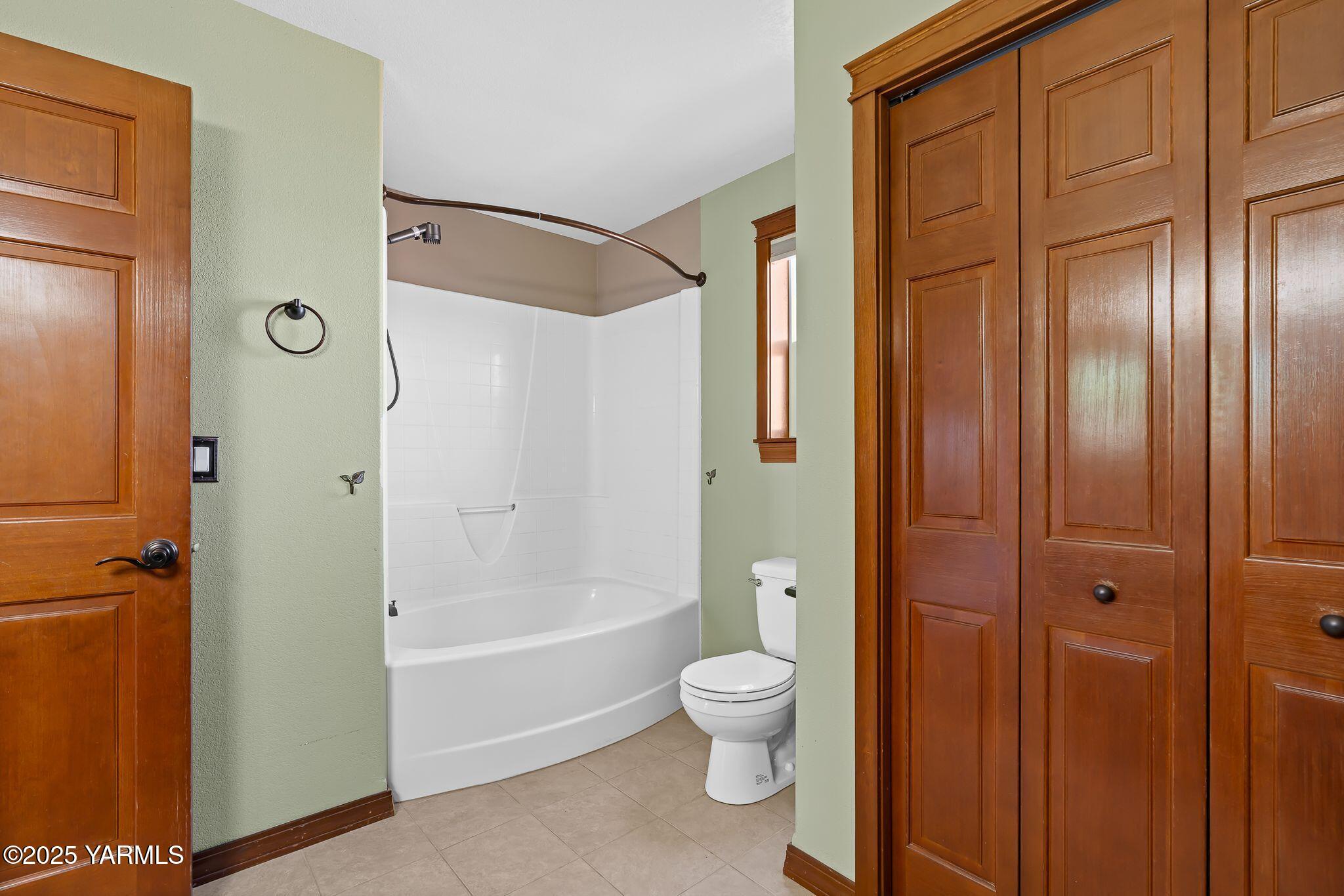 12900 Douglas Road Yakima, WA 98908 - Photo 30 of 62 Upper level bathroom 1b