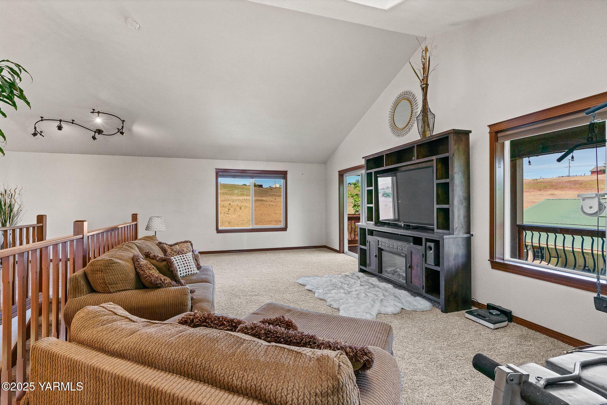 12900 Douglas Road Yakima, WA 98908 - Photo 31 of 62 Upper level sitting room