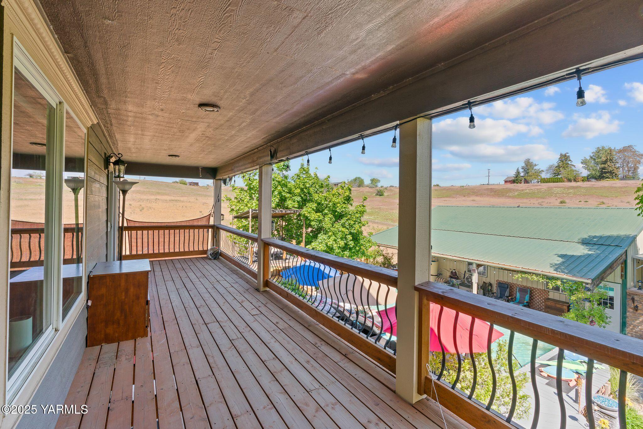 12900 Douglas Road Yakima, WA 98908 - Photo 34 of 62 Upper level deck