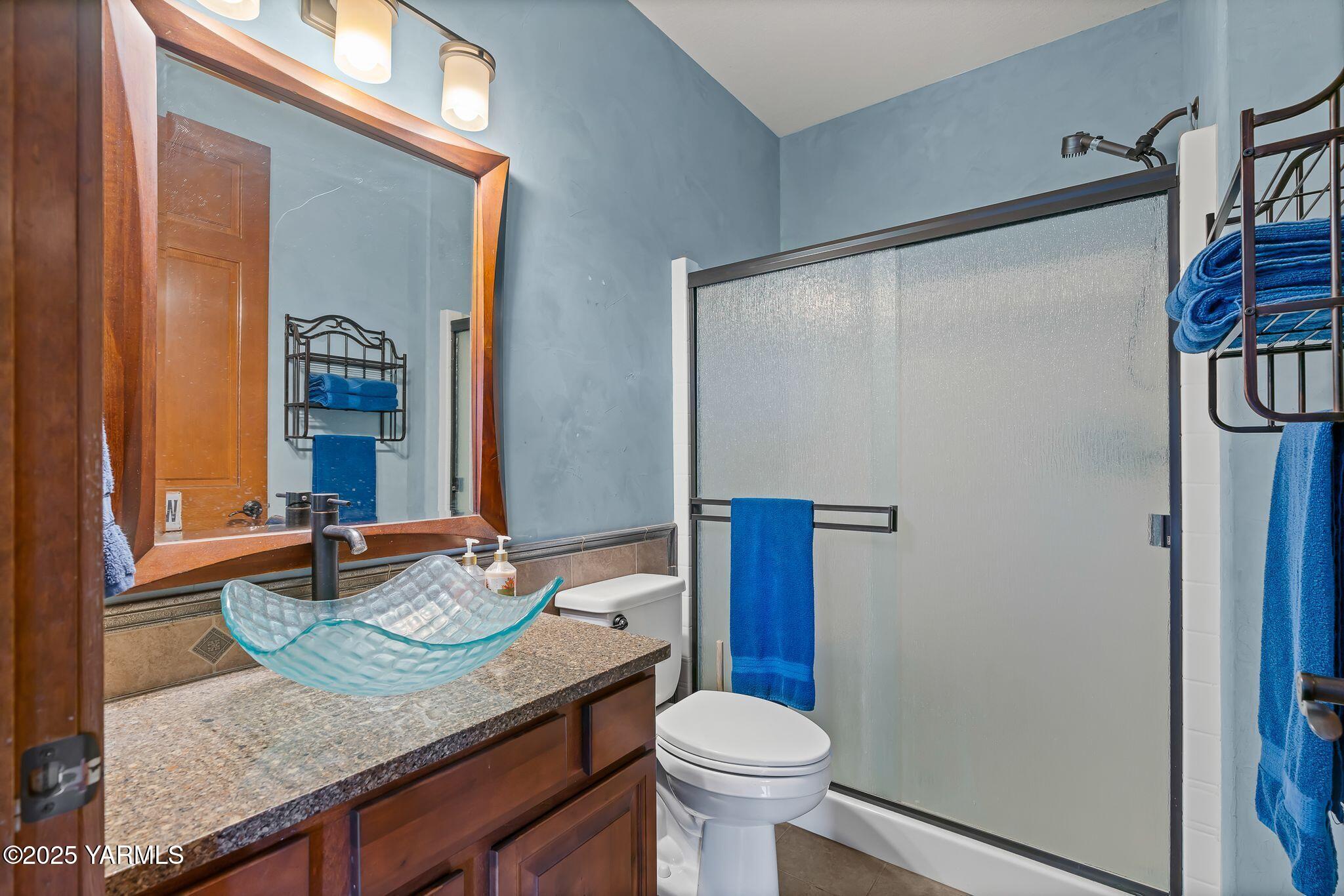 12900 Douglas Road Yakima, WA 98908 - Photo 36 of 62 Main floor bathroom