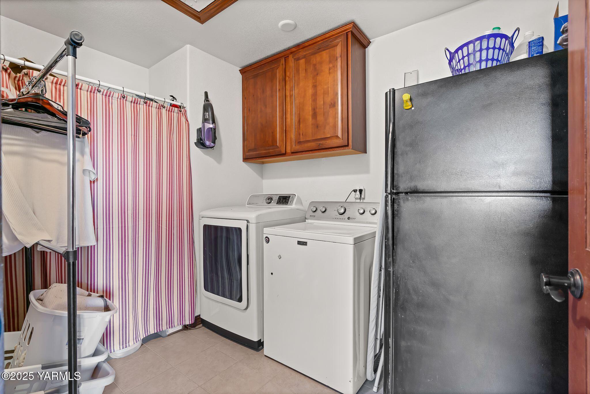 12900 Douglas Road Yakima, WA 98908 - Photo 37 of 62 a white refrigerator freezer and a dishwasher in a kitchen