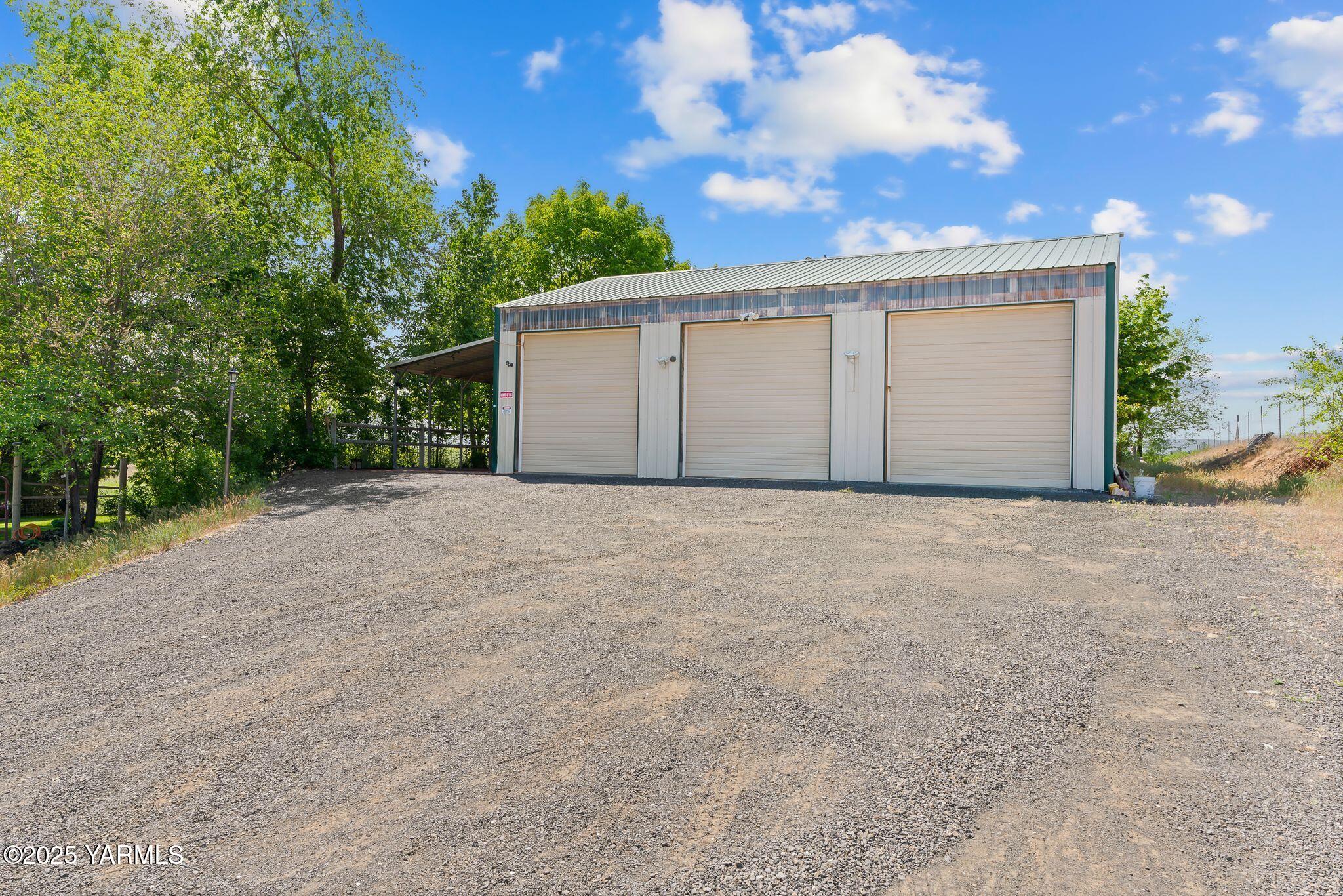 12900 Douglas Road Yakima, WA 98908 - Photo 38 of 62 Large Garage and Shop
