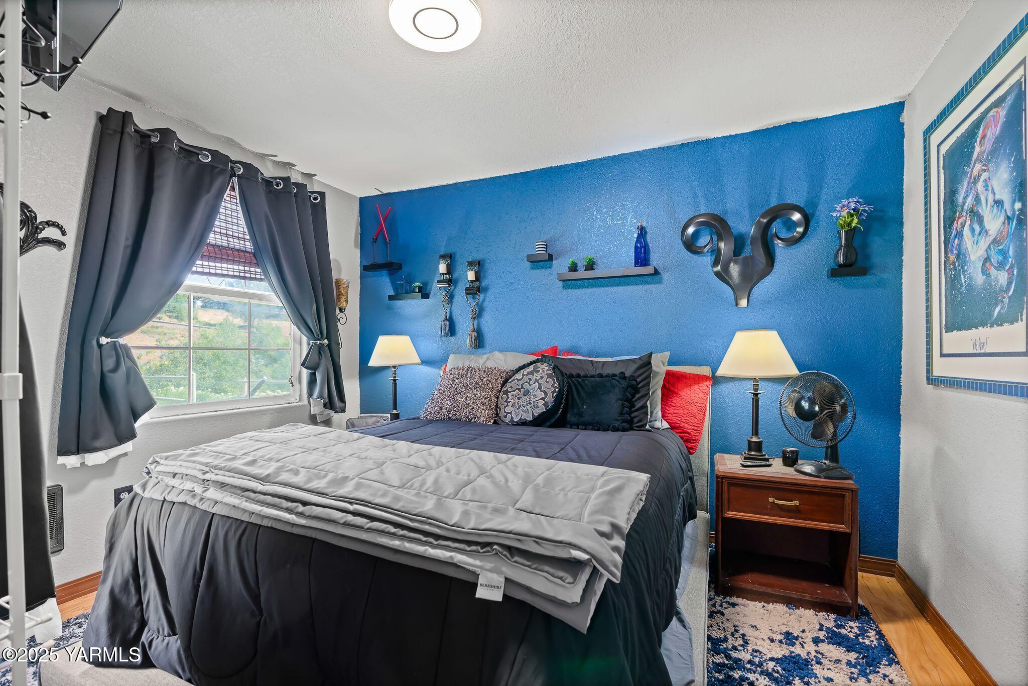 12900 Douglas Road Yakima, WA 98908 - Photo 43 of 62 a bedroom with a bed and a window