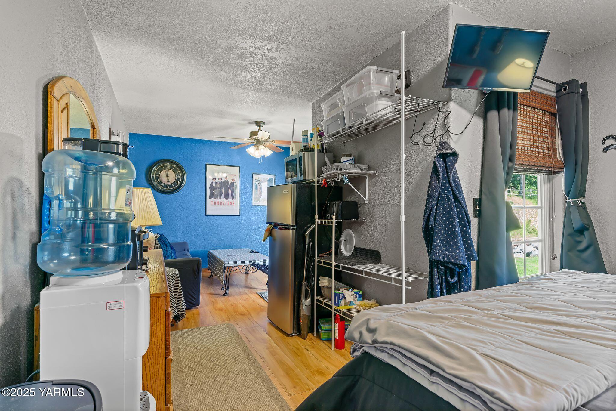 12900 Douglas Road Yakima, WA 98908 - Photo 44 of 62 a bed room with a bed and a mirror