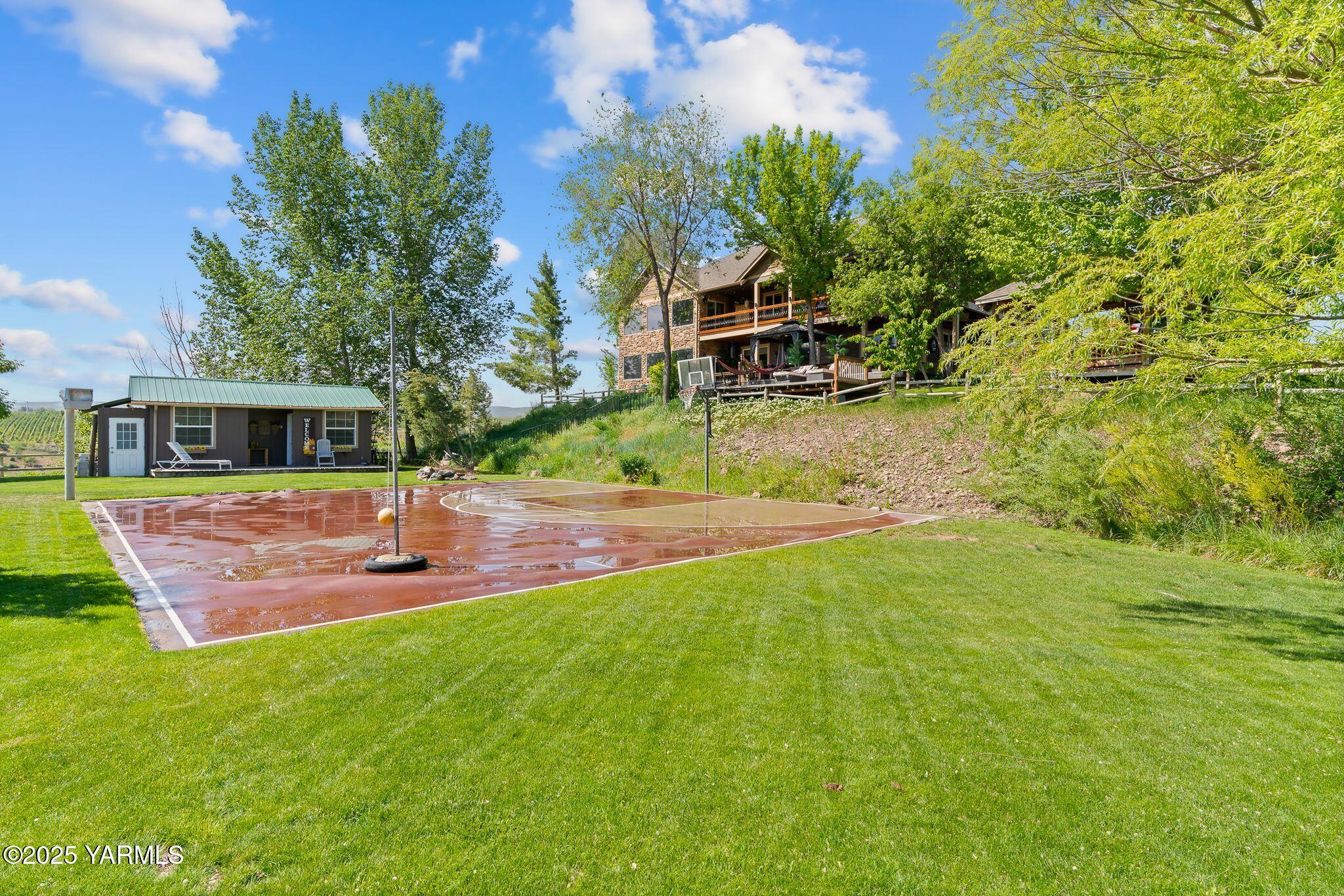 12900 Douglas Road Yakima, WA 98908 - Photo 46 of 62 Sport Court