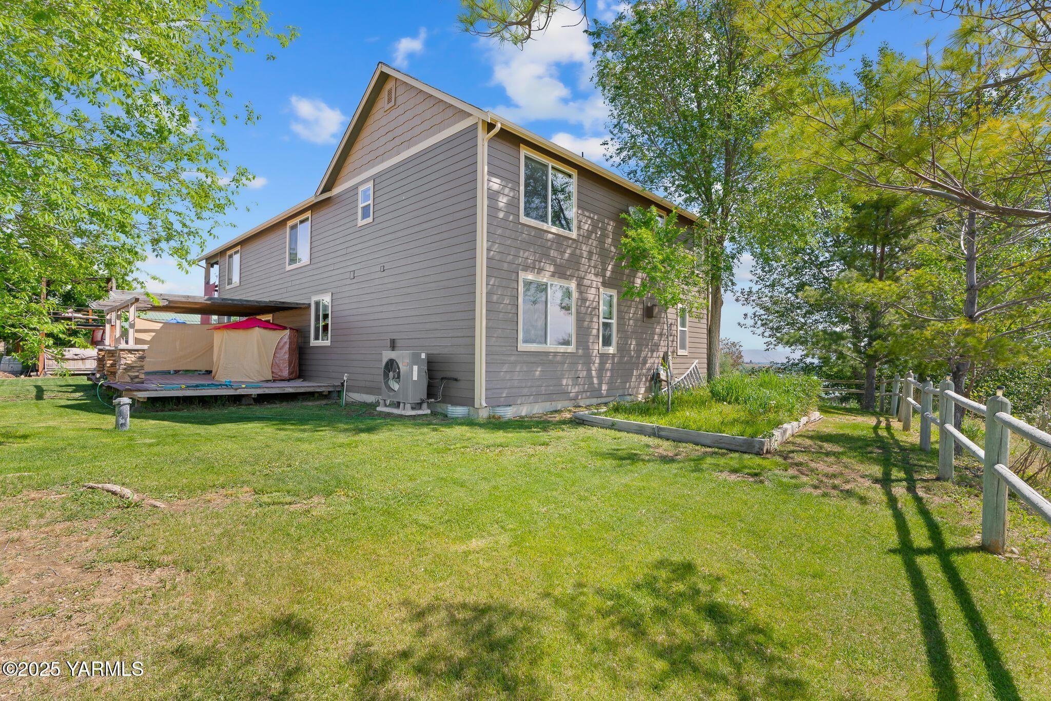 12900 Douglas Road Yakima, WA 98908 - Photo 53 of 62 Expansive lawn with room for gardens