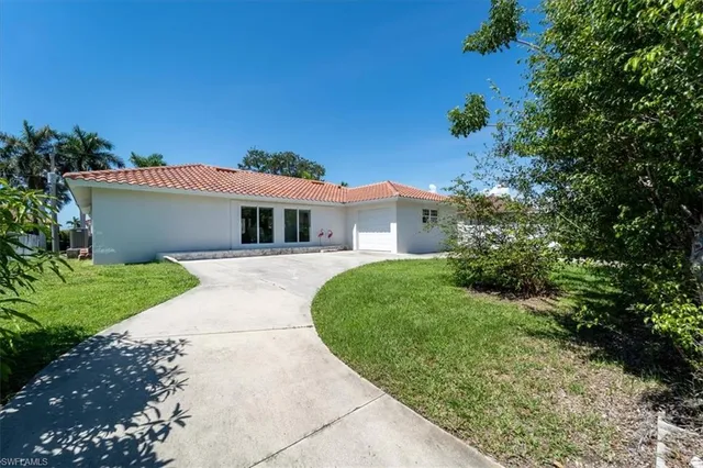 a view of a backyard