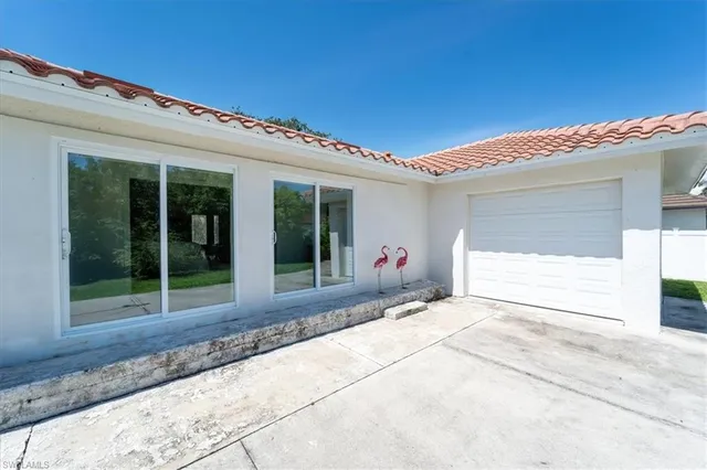 a view of a back yard