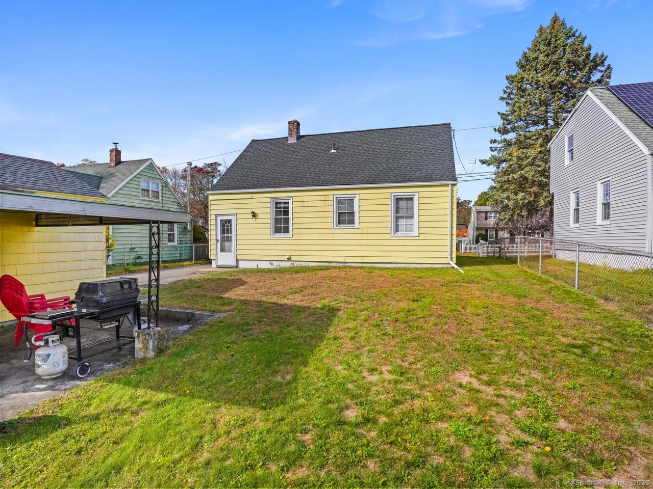 375 Ruth Street Bridgeport, CT 06606 - Photo 23 of 27 a backyard of a house with table and chairs