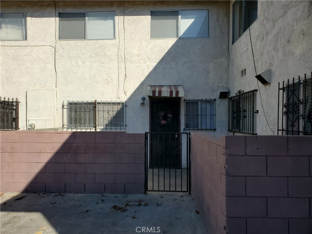 2020 West 23rd Street, Unit 17 Long Beach, CA 90810 - Photo 5 of 28 a terrace view