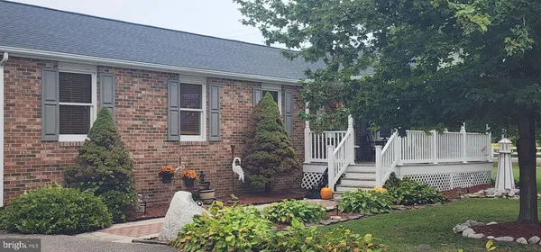 a view of house with yard
