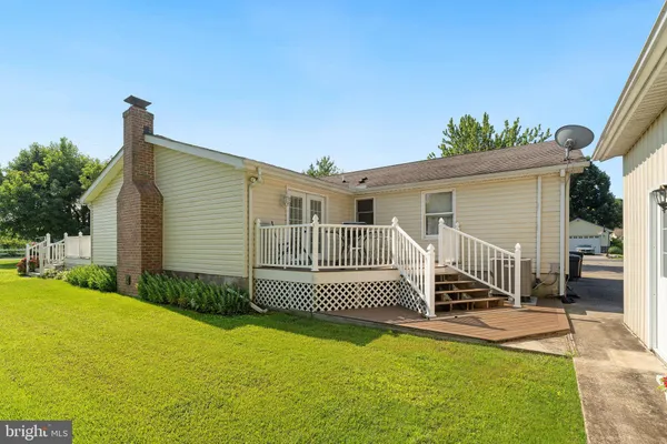 a view of a house with backyard and garden