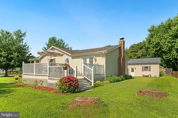 a view of a house with backyard and garden