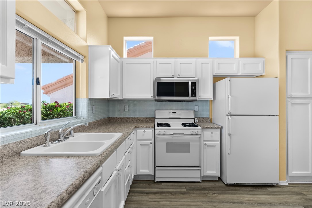 10032 Villa Ridge Drive Las Vegas, NV 89134 - Photo 4 of 21