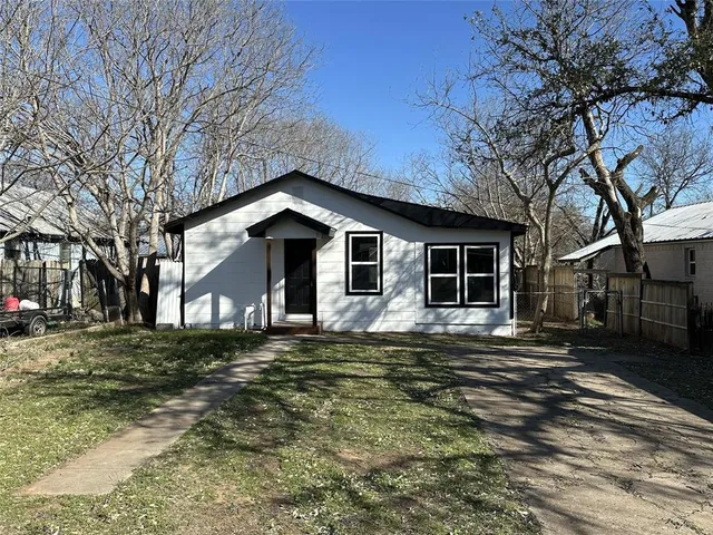 $1,400 | 401 Walker Street, Glen Rose, TX 76043