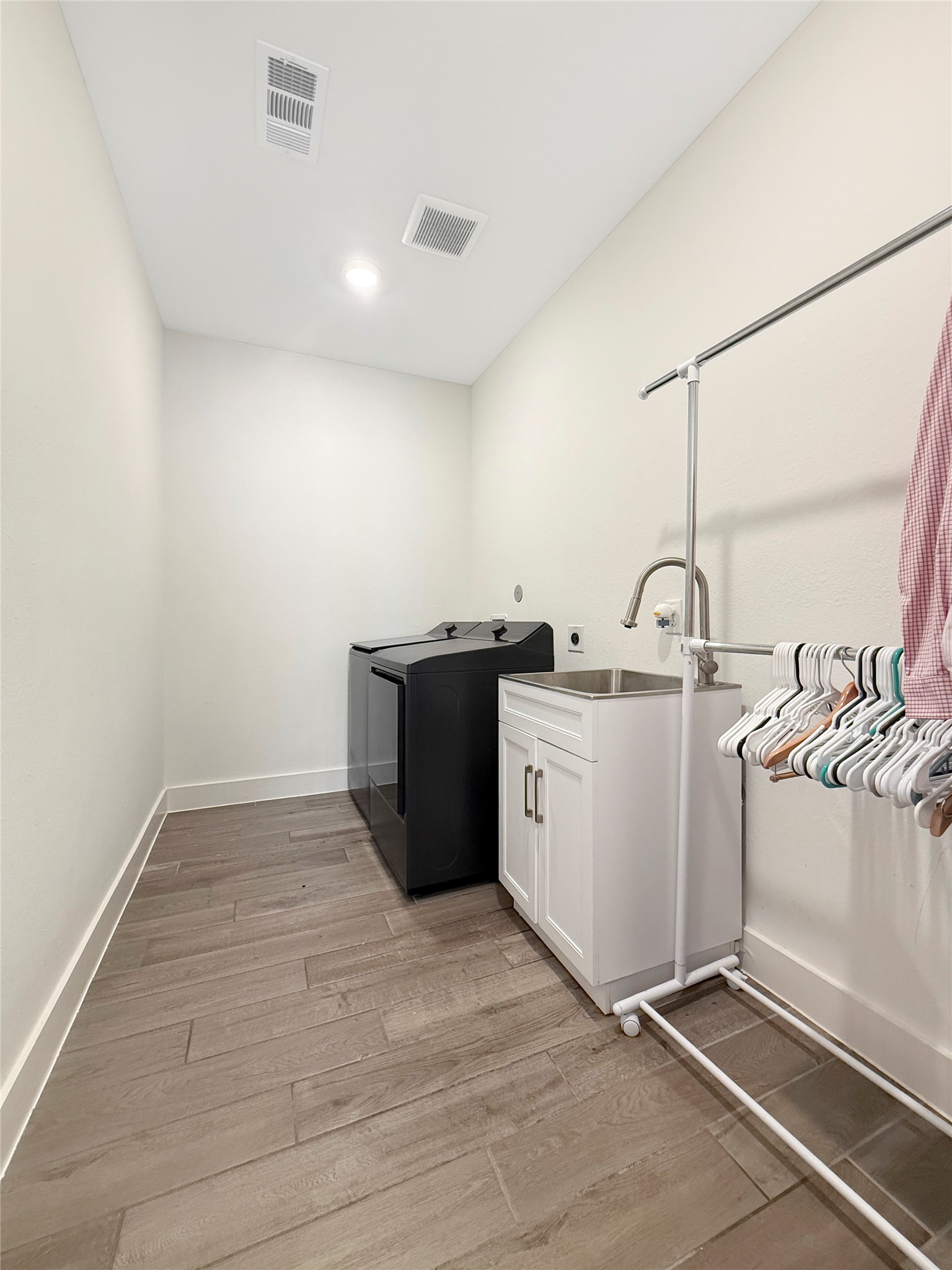26918 Swanborough Road Spring, TX 77389 - Photo 45 of 50 An expansive laundry with sink.
